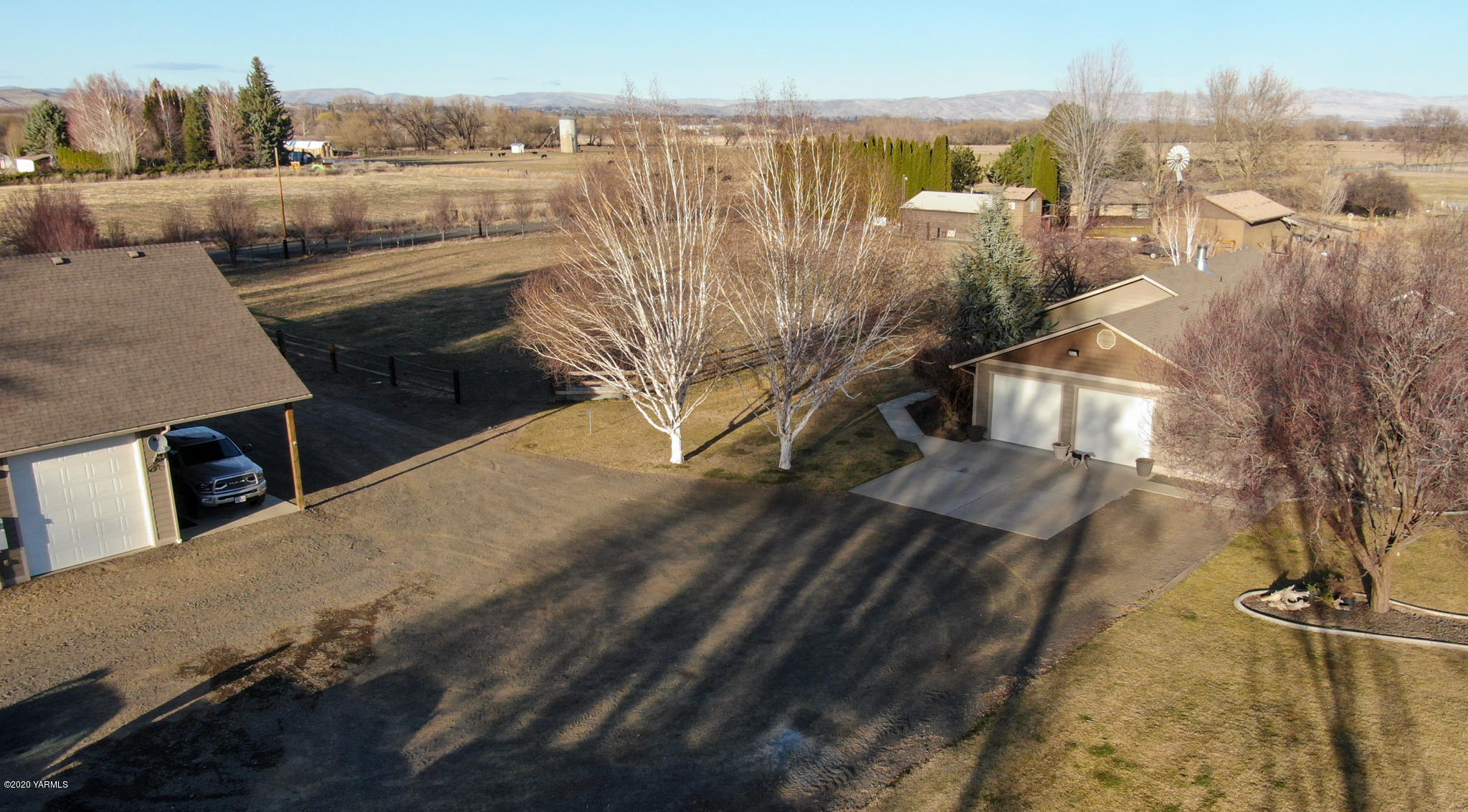 12100 Rutherford Road Yakima, WA 98903 - Photo 28 of 36 a view of a balcony with an ocean view
