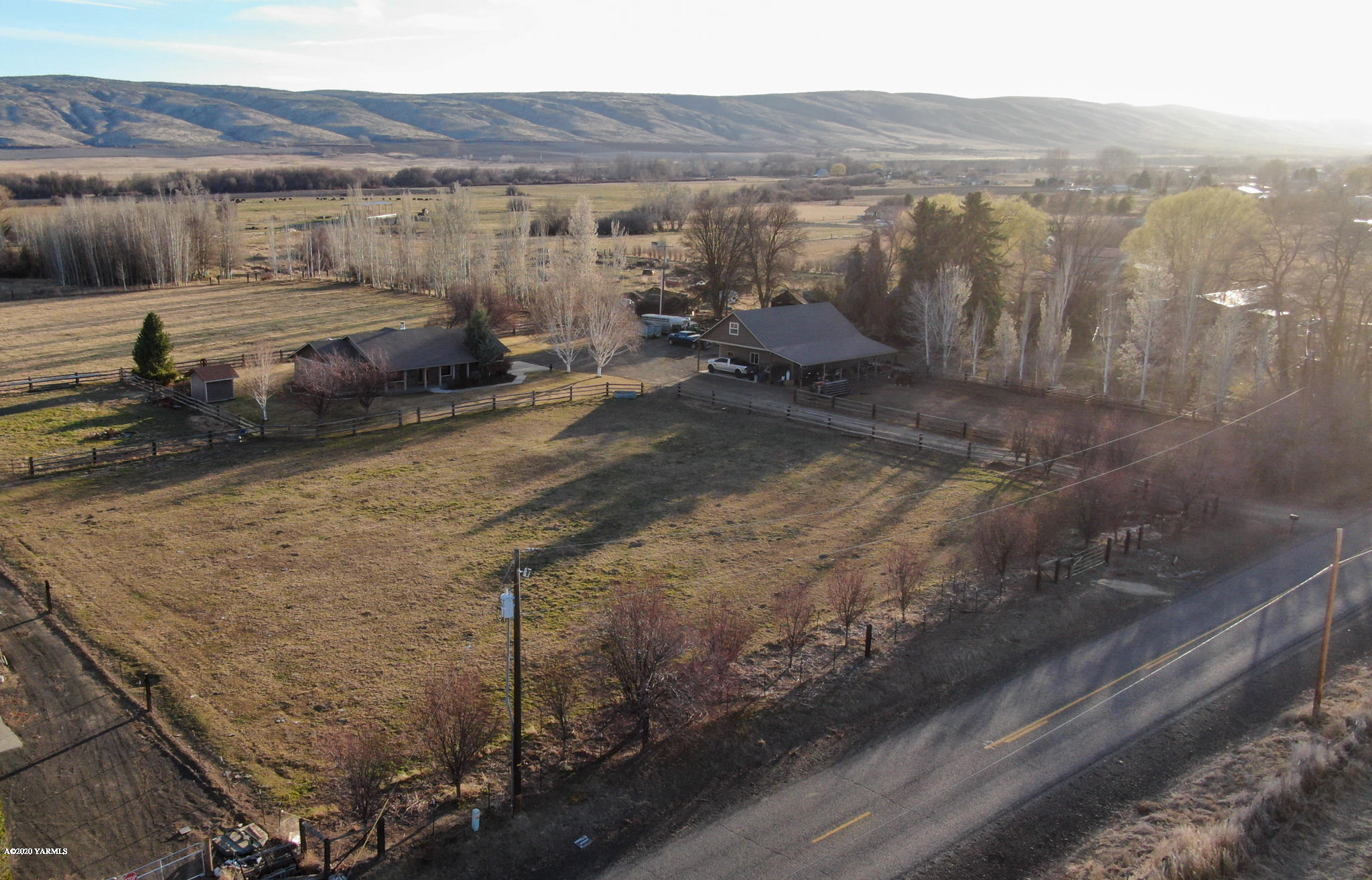 12100 Rutherford Road Yakima, WA 98903 - Photo 31 of 36 a view of a terrace with a mountain