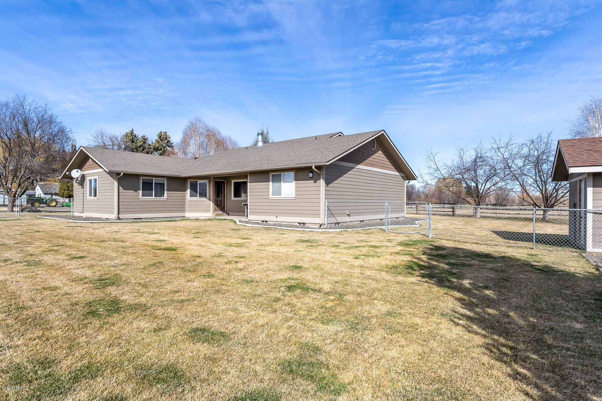 12100 Rutherford Road Yakima, WA 98903 - Photo 8 of 36 a front view of a house with a yard