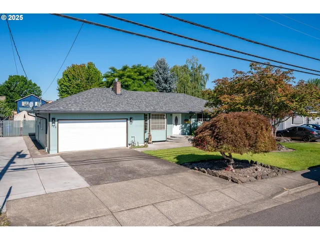 a view of a house with a yard