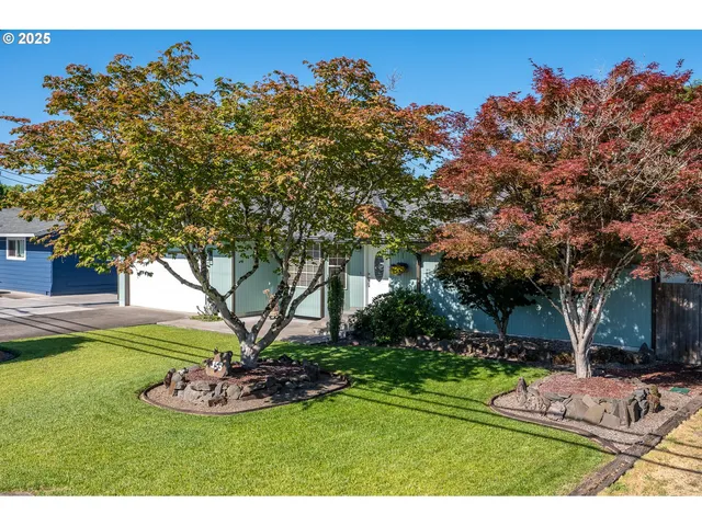 a view of a house with backyard