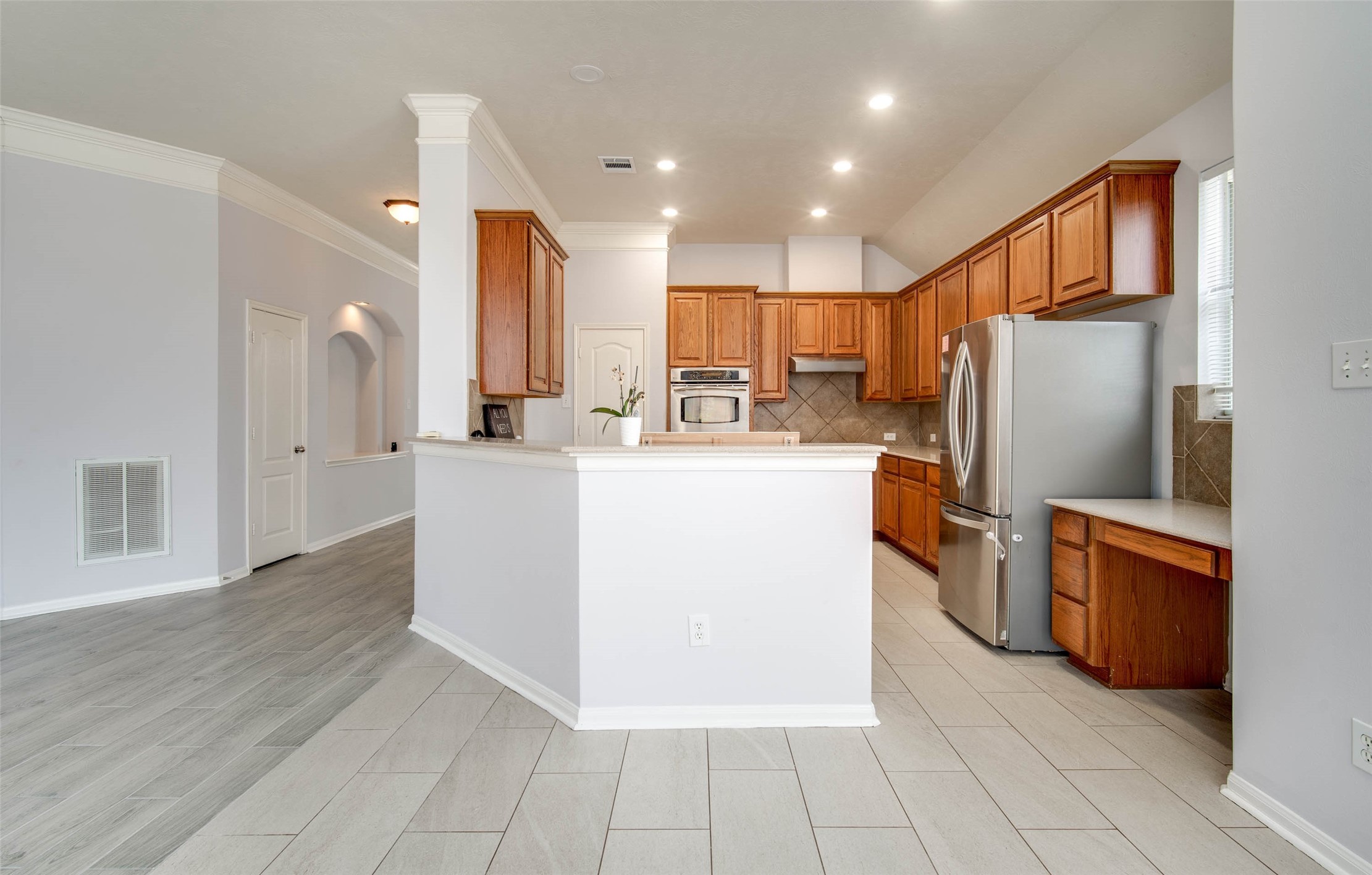 9323 Hillhaven Court Rosenberg, TX 77469 - Photo 17 of 37 a kitchen with stainless steel appliances a refrigerator a sink dishwasher stove and oven