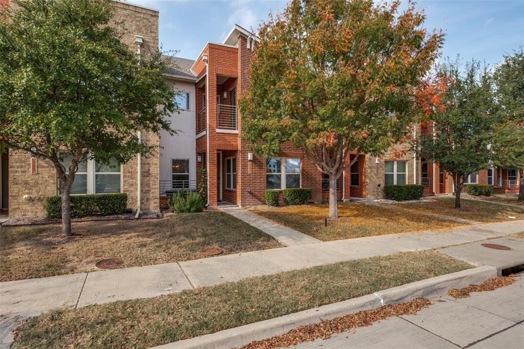 349 Tonga Street Dallas, TX 75203 - Photo 4 of 40 a view of a house with street