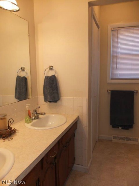 3185 Mayfair Road Akron, OH 44312 - Photo 9 of 14 Full bath with double sinks.