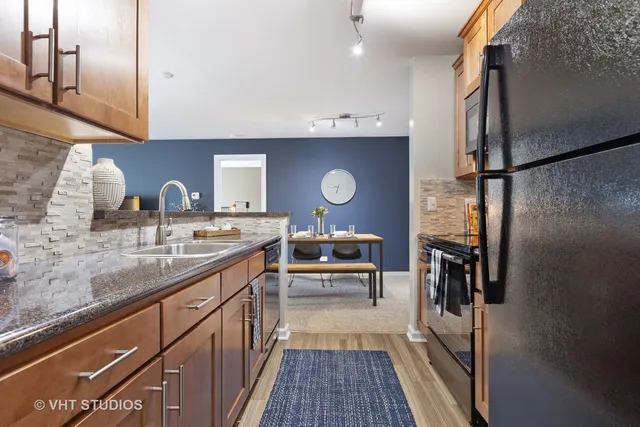 $2,349 | 27 Kensington Circle, Unit 107, Wheaton, IL 60189