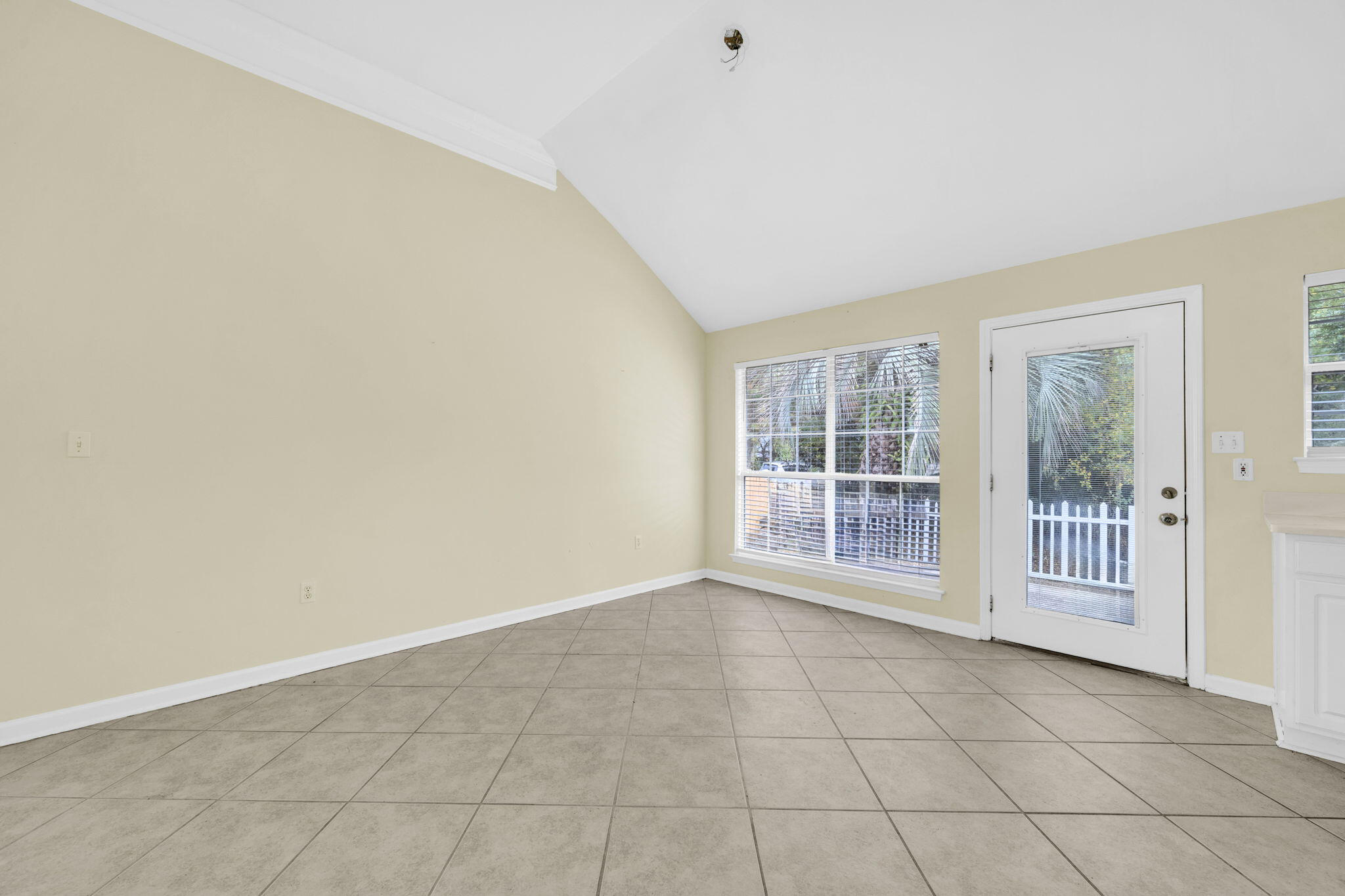 59 Hidden Lakes Drive Destin, FL 32550 - Photo 22 of 39 en empty room with windows