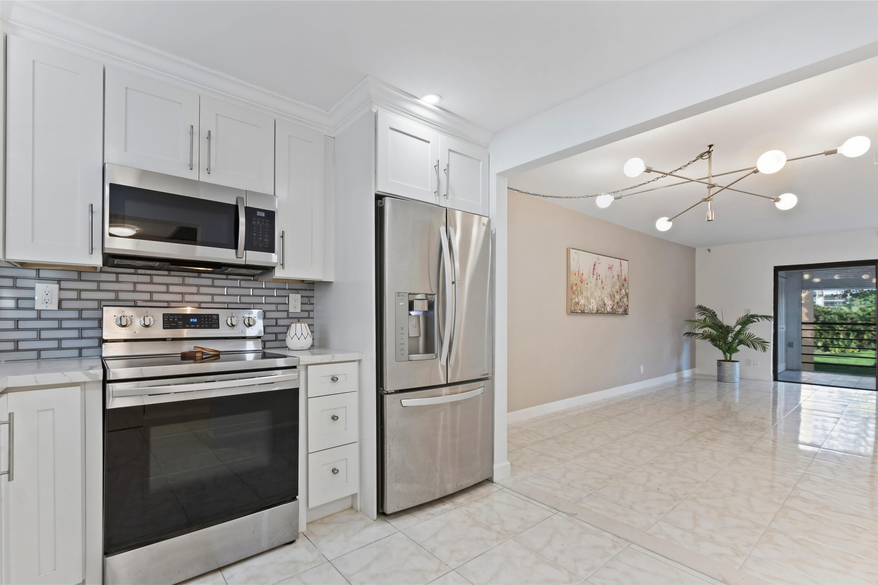 9370 Southwest 8th Street, Unit 208 Boca Raton, FL 33428 - Photo 5 of 24 Open and brite