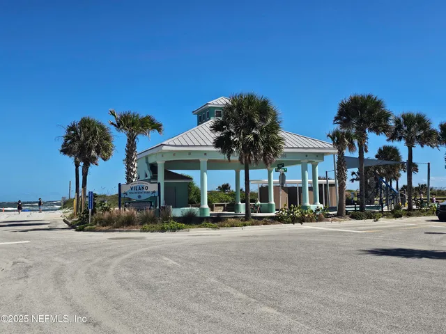 a view of a house with backyard and porch