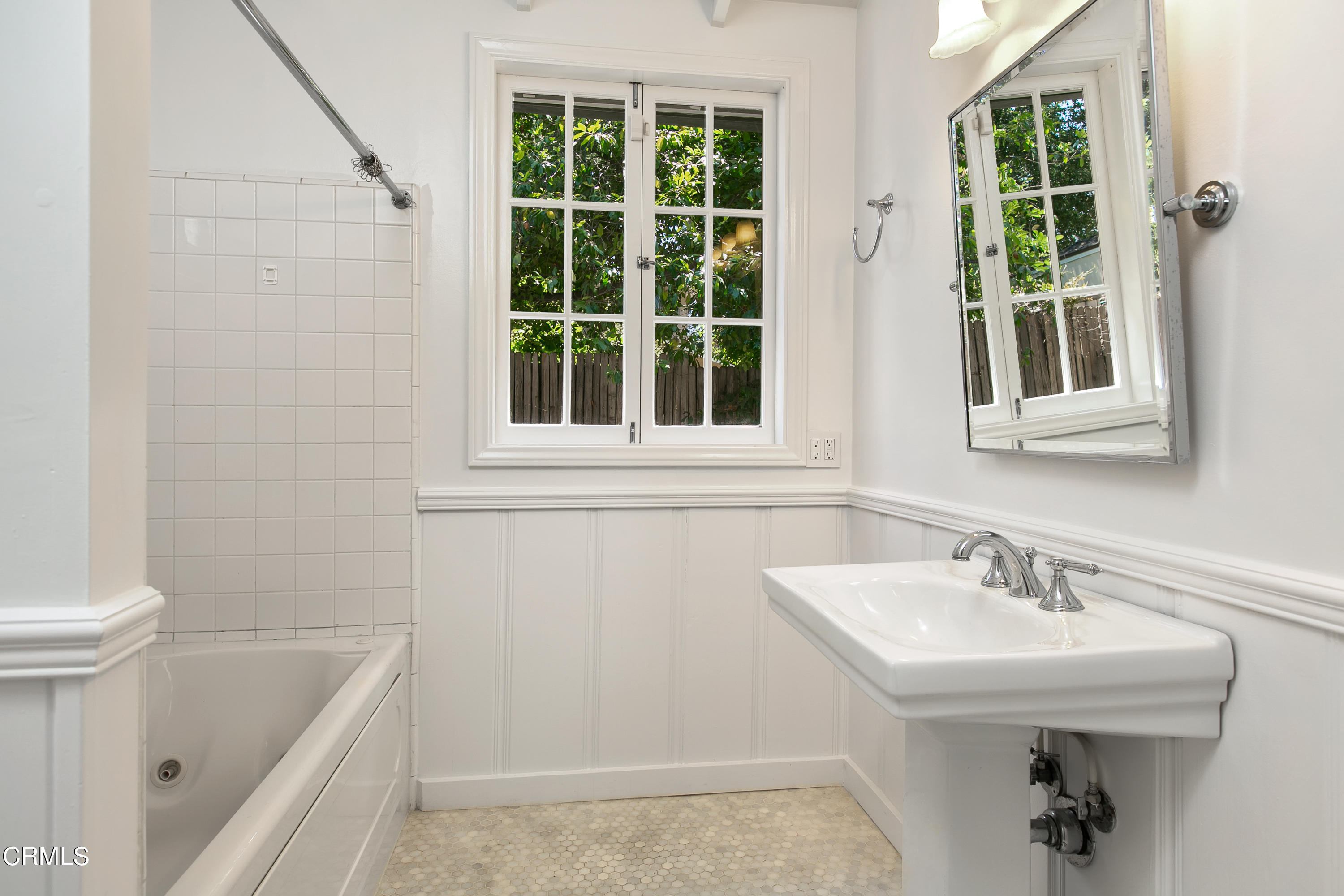 4904 Hampton Road La Canada Flintridge, CA 91011 - Photo 17 of 20 a bathroom with a sink a toilet and a bathtub