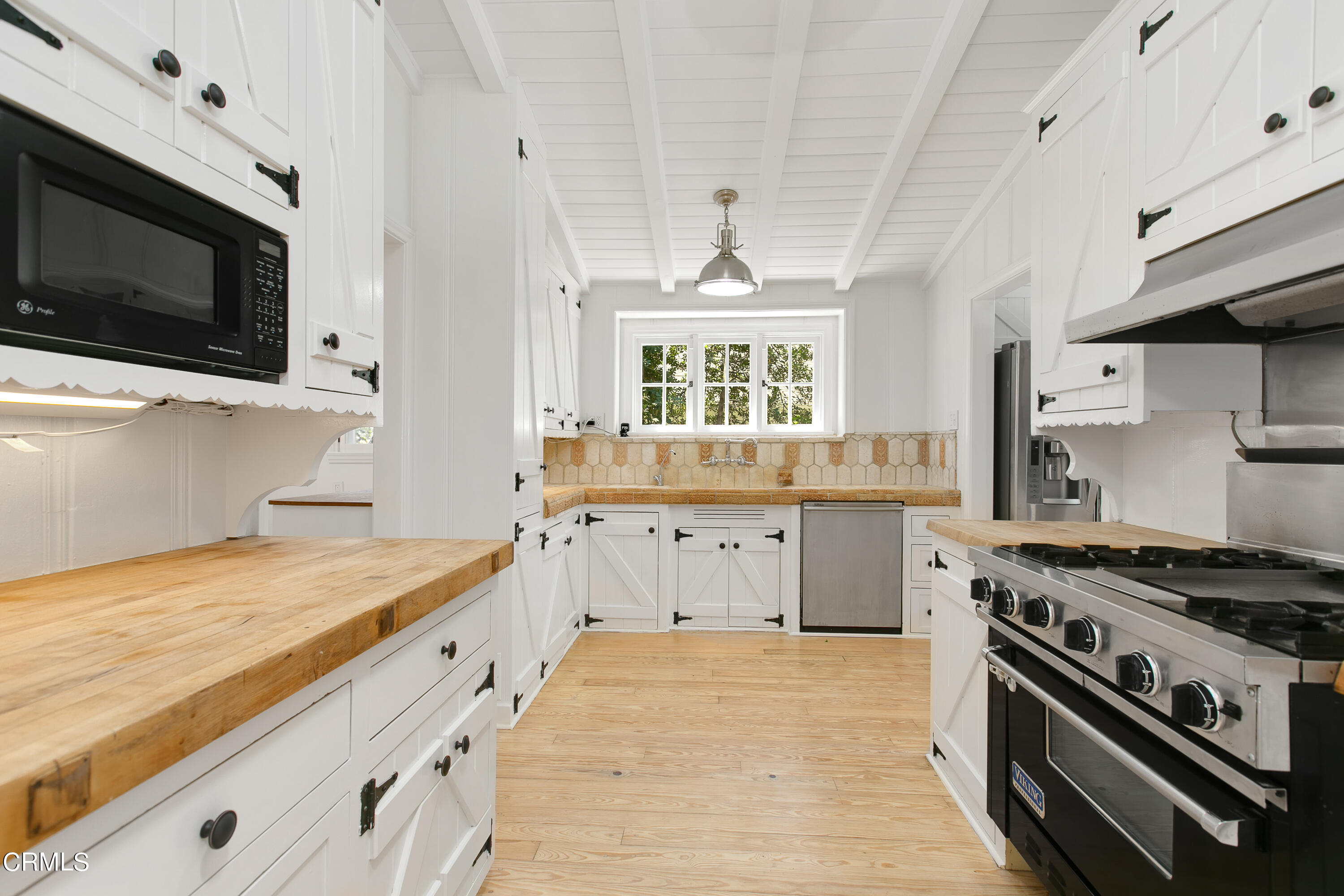 4904 Hampton Road La Canada Flintridge, CA 91011 - Photo 7 of 20 a kitchen with a stove and a microwave