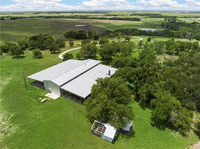 $875,000 | 404 Cr 459 Road, Lott, TX 76656