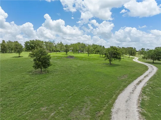 $875,000 | 404 Cr 459 Road, Lott, TX 76656