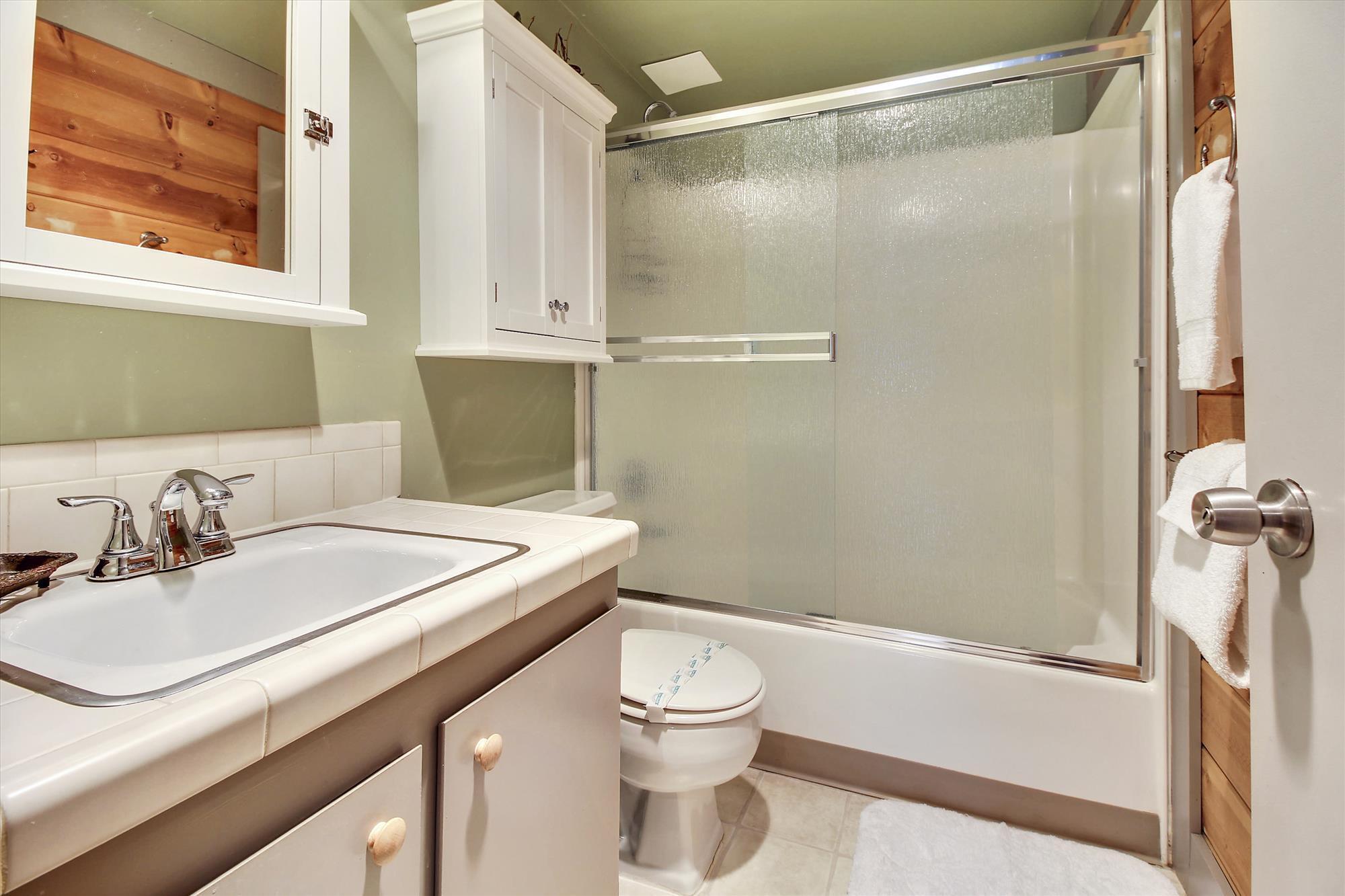 57397 Overlook Road Sunriver, OR 97707 - Photo 12 of 23 An updated guest bathroom offers the perfect balance of convenience and relaxation.