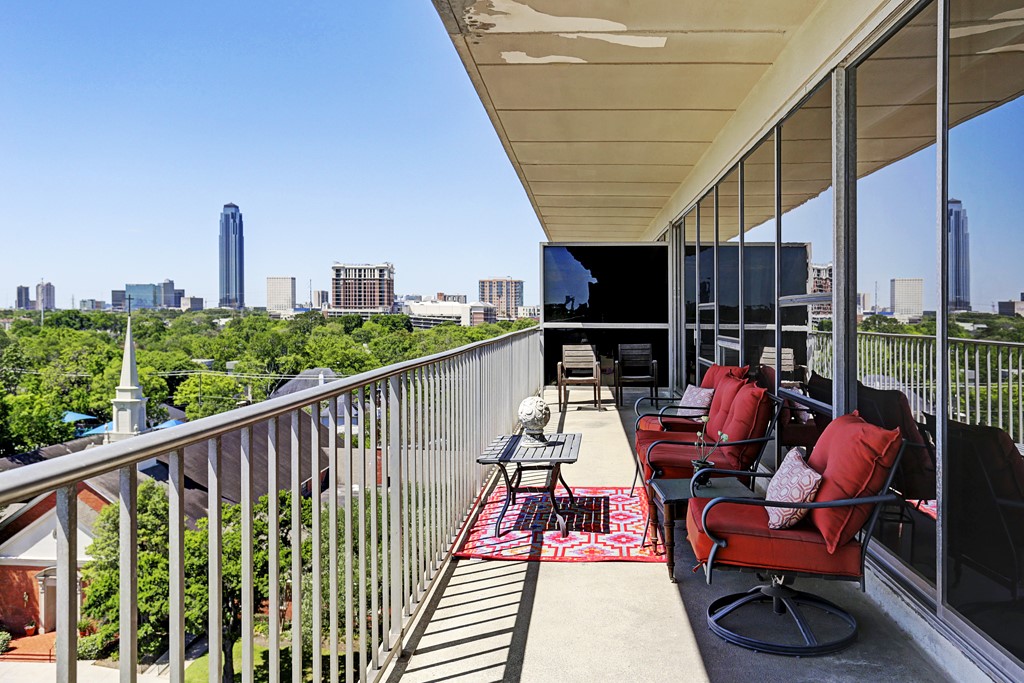 2200 Willowick Road, Unit 7B Houston, TX 77027 - Photo 24 of 32 a view of deck with furniture