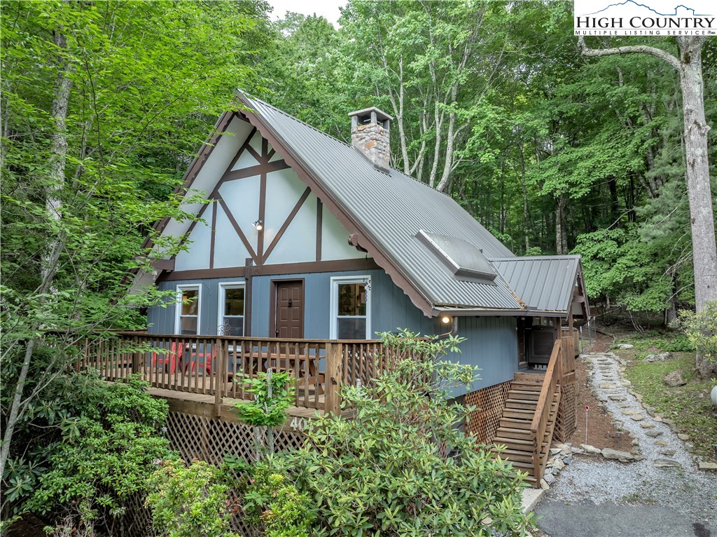 a view of a house with a yard and plants