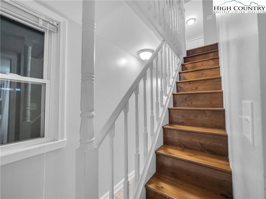 404 Charter Hills Road Beech Mountain, NC 28604 - Photo 21 of 36 a view of entryway