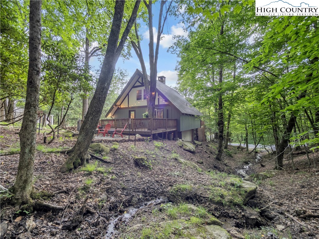 404 Charter Hills Road Beech Mountain, NC 28604 - Photo 4 of 36 a backyard of a house with lots of green space