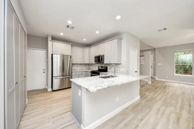 $2,095 | 66 Scarlet Woods Court, The Woodlands, TX 77380