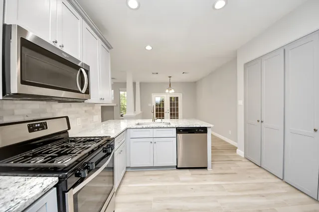 $2,095 | 66 Scarlet Woods Court, The Woodlands, TX 77380