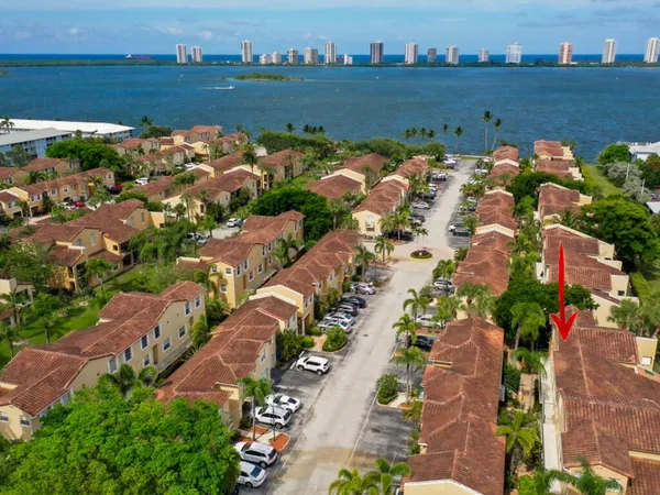 $279,500 | 1020 Lake Shore Drive, Unit 202, Lake Park, FL 33403