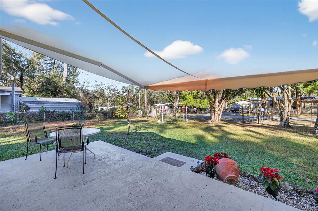 8481 Cr 636 Bushnell Bushnell, FL 33513 - Photo 5 of 25 a view of a porch and garden