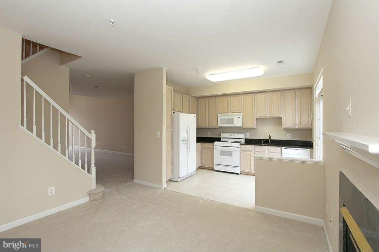 1307 Windleaf Drive, Unit K Reston, VA 20194 - Photo 14 of 30 Family Room