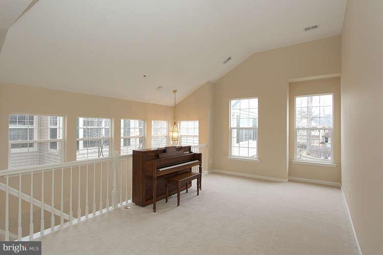 1307 Windleaf Drive, Unit K Reston, VA 20194 - Photo 6 of 30 Living Room