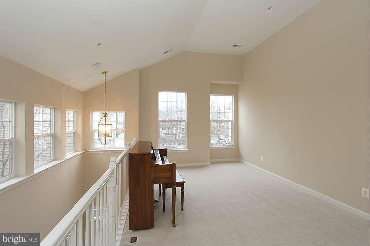 1307 Windleaf Drive, Unit K Reston, VA 20194 - Photo 8 of 30 Living Room
