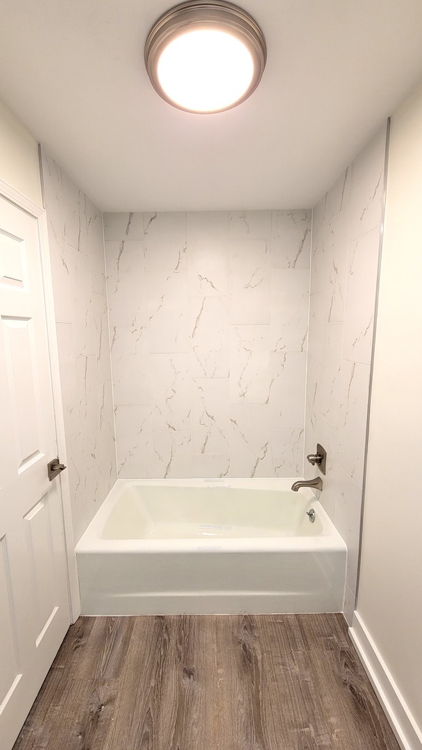 1280 Rudolph Drive, Unit 5E Northbrook, IL 60062 - Photo 13 of 33 a bathroom with a bathtub and a sink