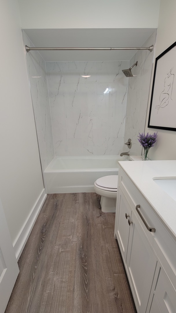 1280 Rudolph Drive, Unit 5E Northbrook, IL 60062 - Photo 18 of 33 a bathroom with a sink a toilet and a bathtub