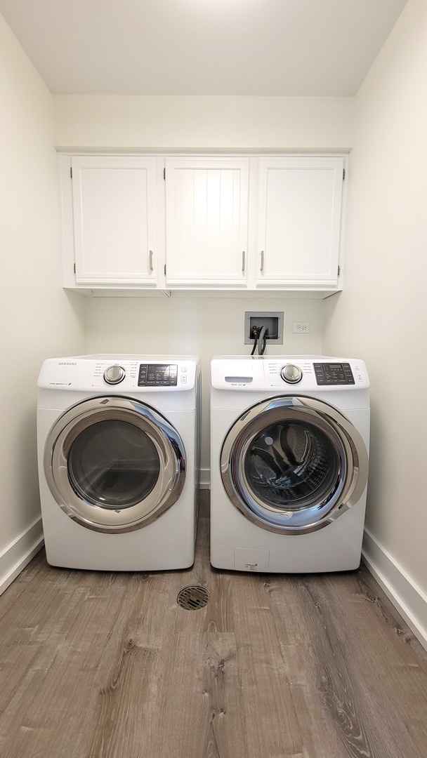 1280 Rudolph Drive, Unit 5E Northbrook, IL 60062 - Photo 19 of 33 a utility room with sink dryer and washer
