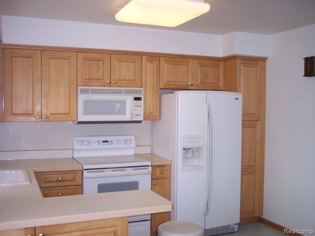 31159 Hoover Road Warren, MI 48093 - Photo 4 of 11 KITCHEN
