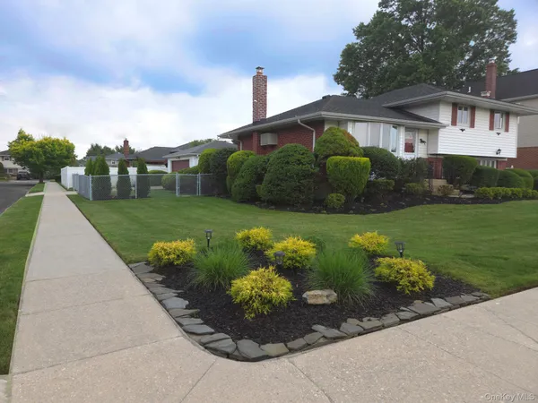 $974,888 | 51 Eileen Avenue, Plainview, NY 11803