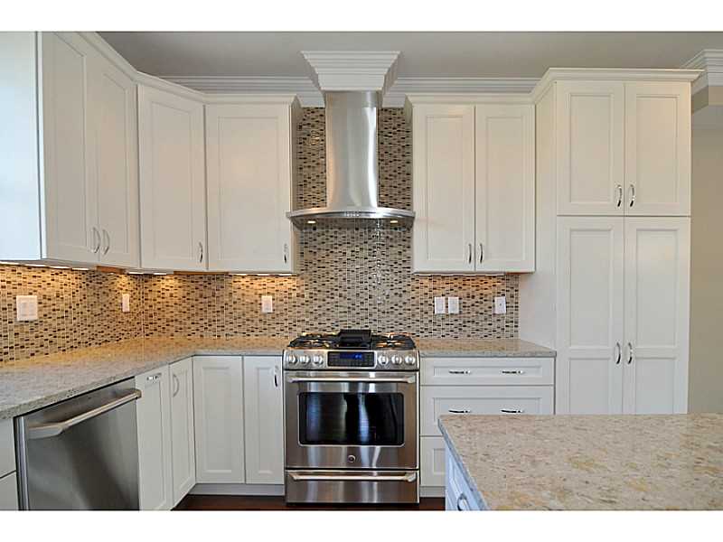 100 Algonquin Road, Unit 17 Narragansett, RI 02882 - Photo 6 of 25 Kitchen.