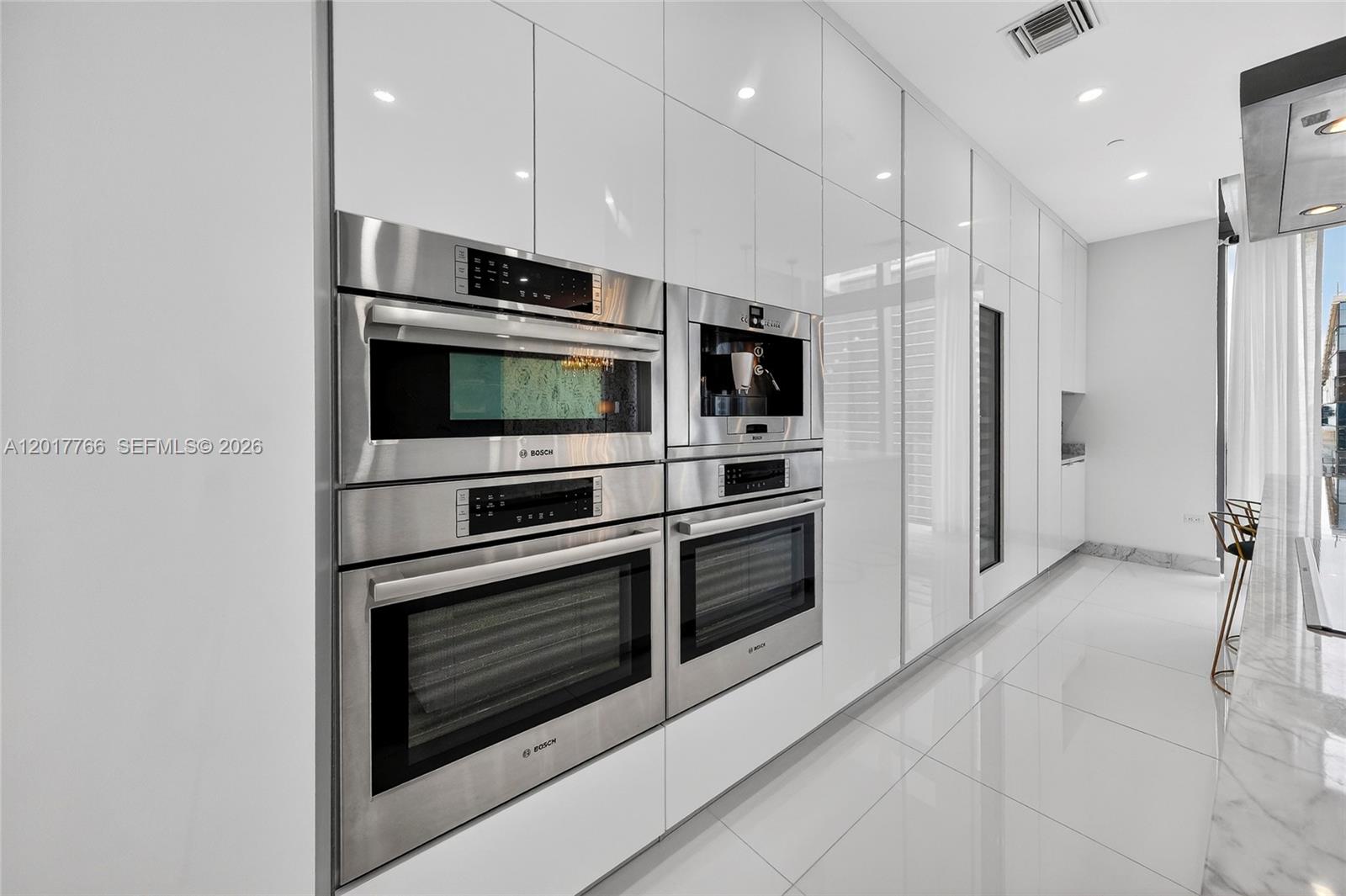 88 Southwest 7th Street, Unit PH4202 Miami, FL 33130 - Photo 14 of 88