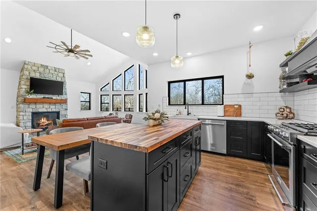 $989,900 | 485 Cedarledge Road, Lampe, MO 65681