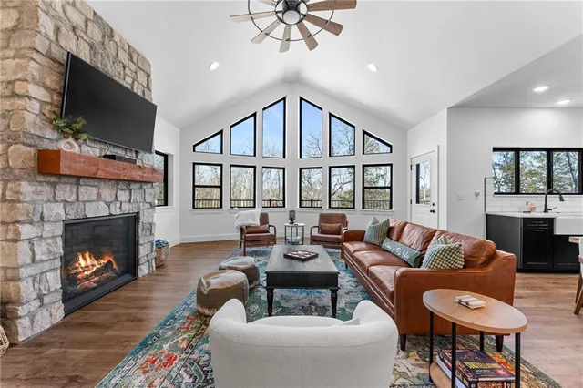 $989,900 | 485 Cedarledge Road, Lampe, MO 65681