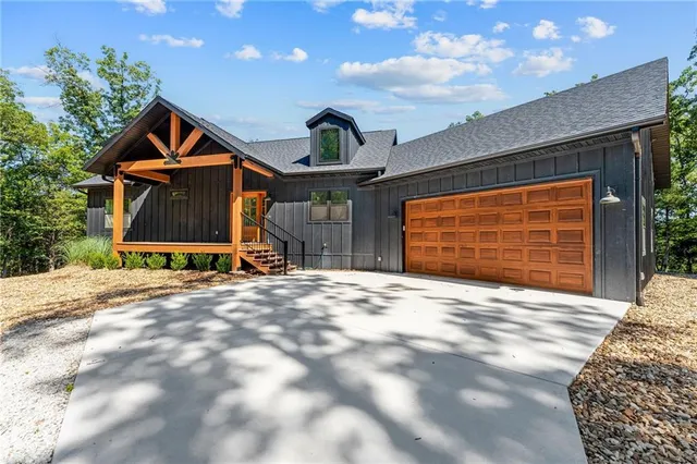 $989,900 | 485 Cedarledge Road, Lampe, MO 65681