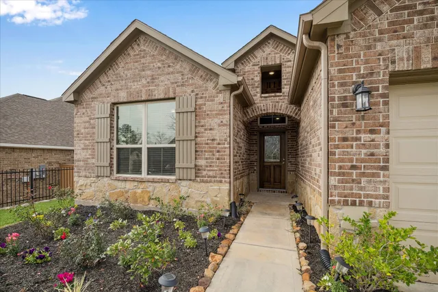 $300,000 | 935 Golden Willow Lane, Conroe, TX 77304