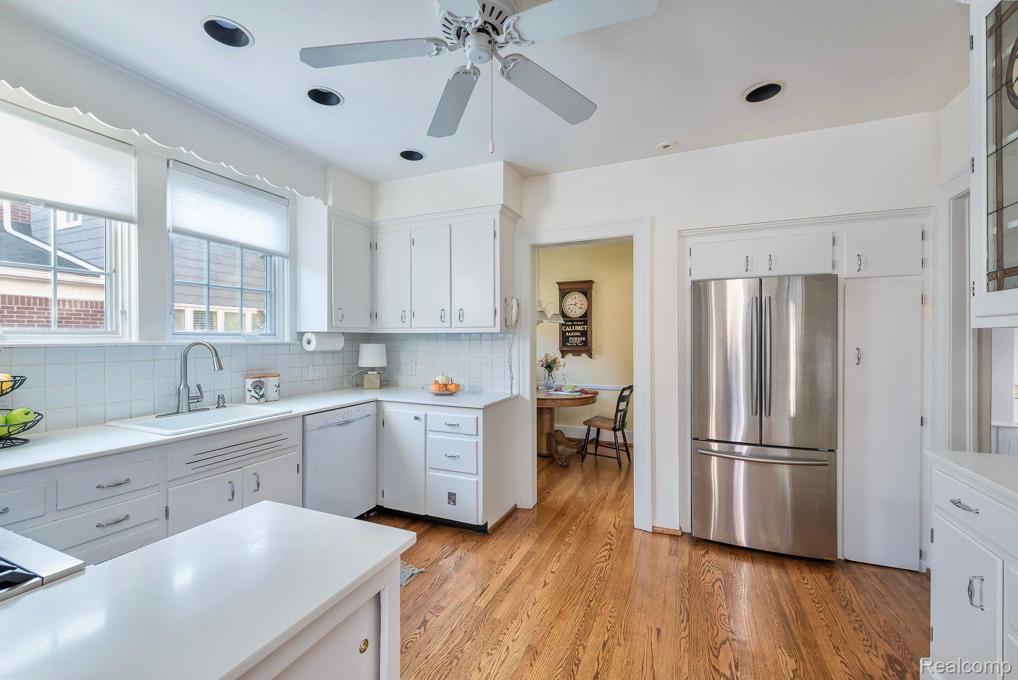 680 Rivenoak Street Birmingham, MI 48009 - Photo 9 of 31 Kitchen Has Breakfast Room