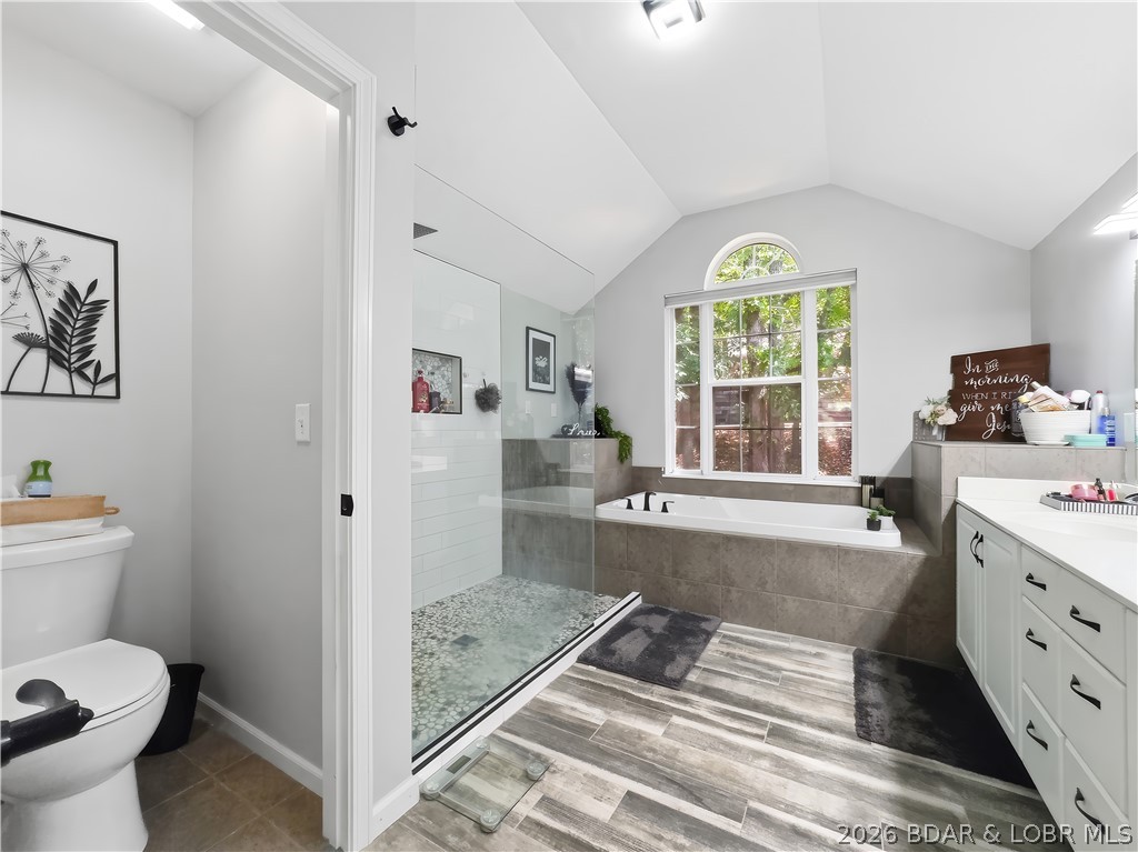 1589 Ridgeview Terrace Osage Beach, MO 65065 - Photo 21 of 60 Master Bathroom