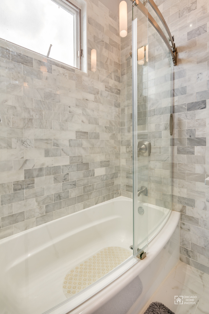2128 West Walton Street, Unit 2E Chicago, IL 60622 - Photo 17 of 23 a bathroom with a bathtub