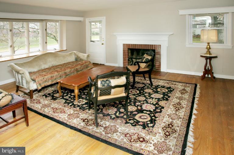 904 Tanley Road Silver Spring, MD 20904 - Photo 5 of 17 Living Room