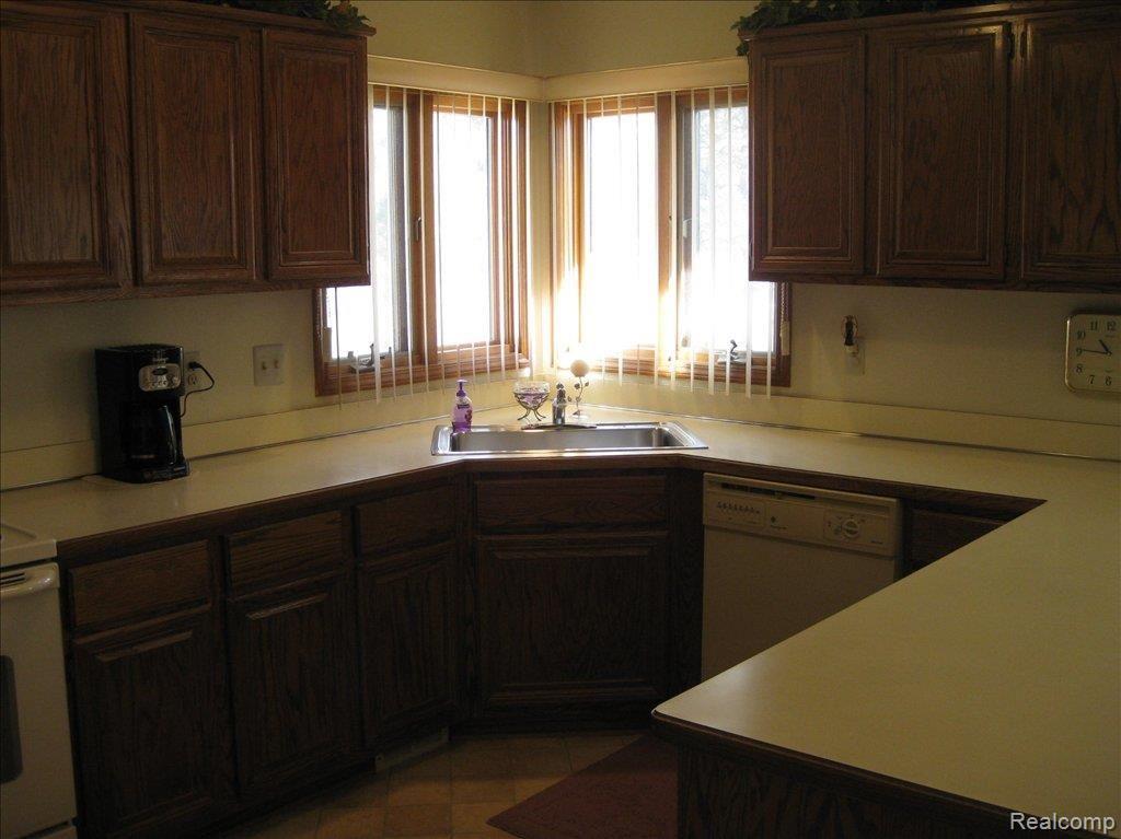 32564 Pine Ridge Drive Warren, MI 48093 - Photo 8 of 9 Pine8