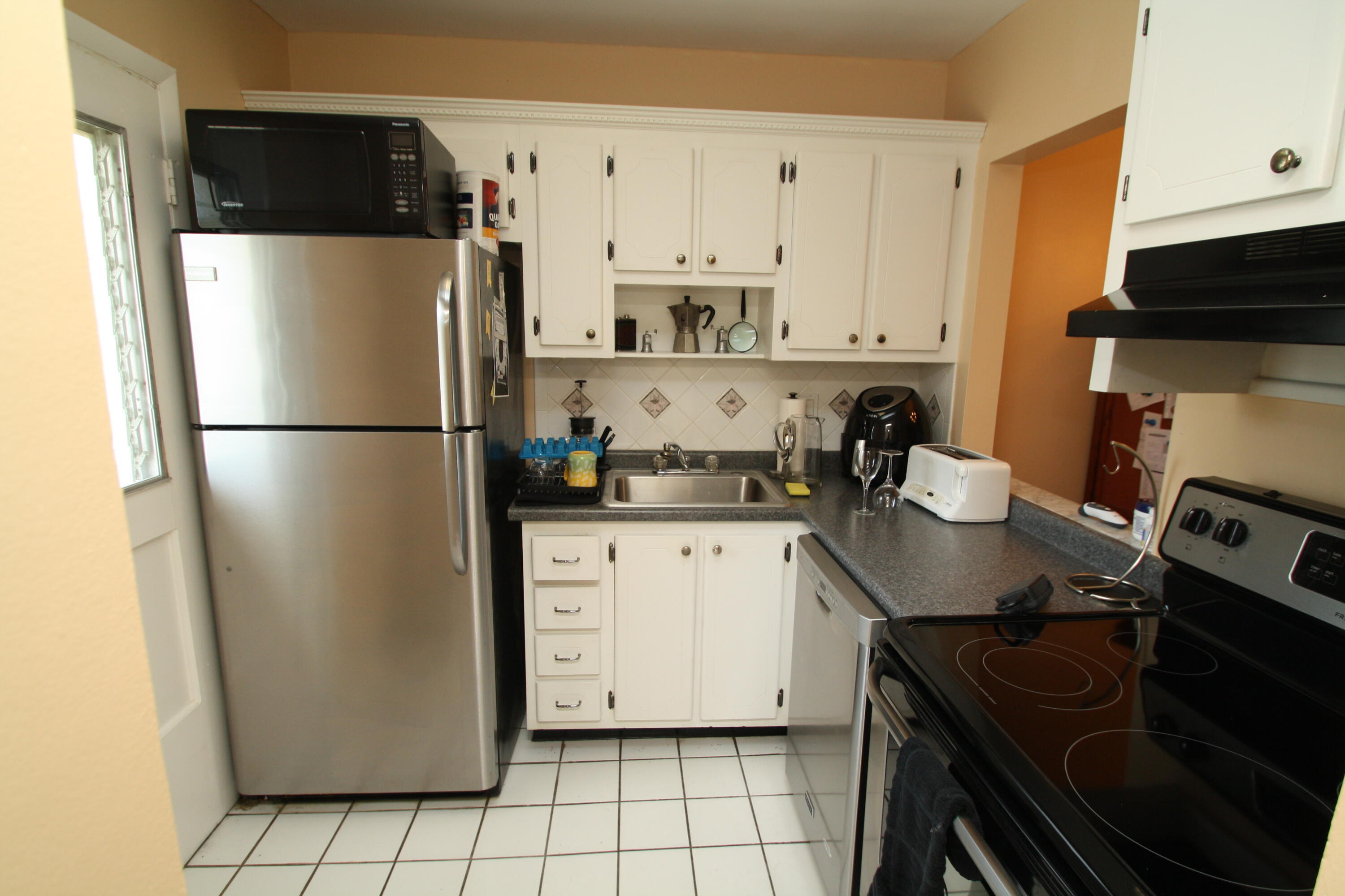 5501 Northwest 2nd Avenue, Unit 1020 Boca Raton, FL 33487 - Photo 5 of 14 Kitchen
