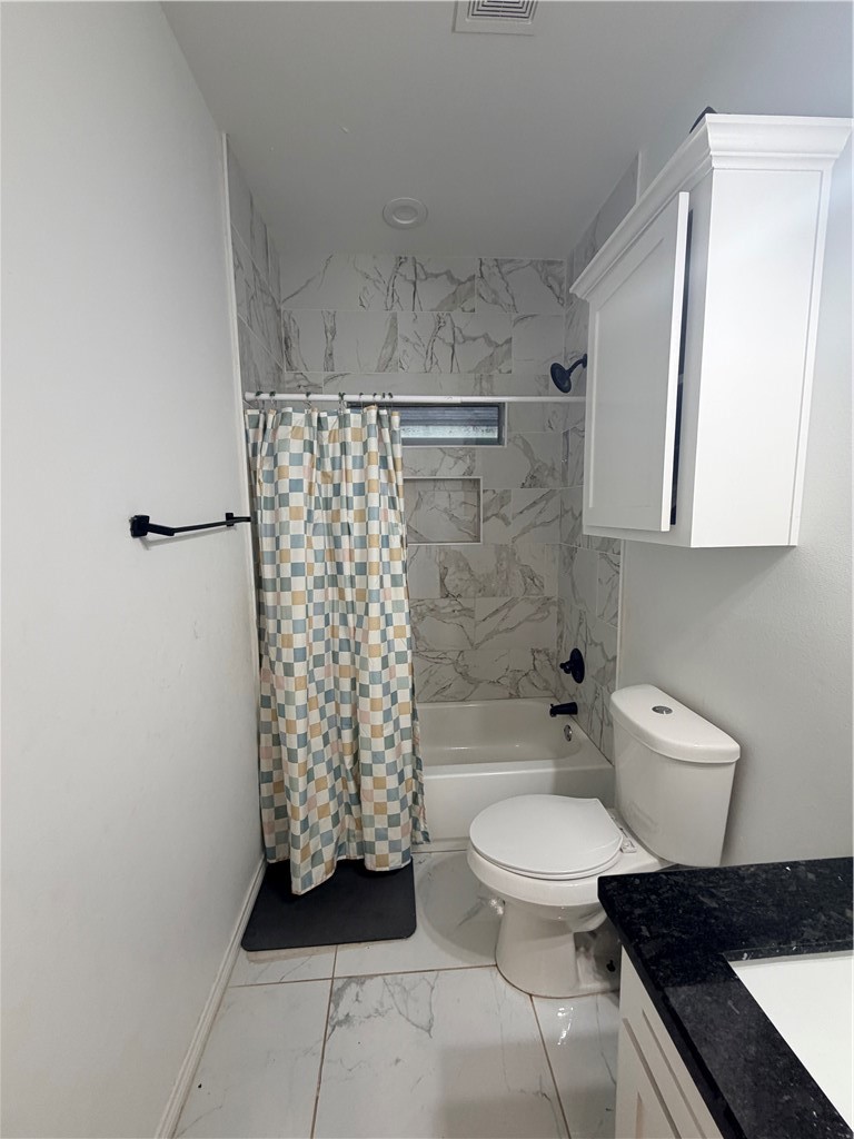 903 West Main Street Alice, TX 78332 - Photo 11 of 24 a bathroom with a toilet and a shower