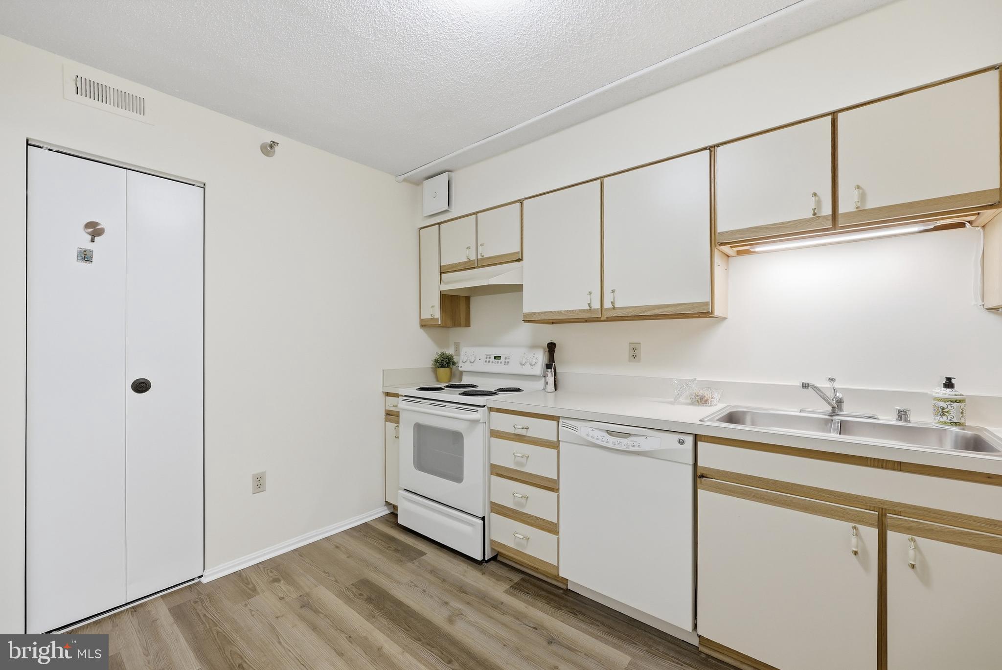15107 Interlachen Drive, Unit 21006 Silver Spring, MD 20906 - Photo 18 of 29 Kitchen