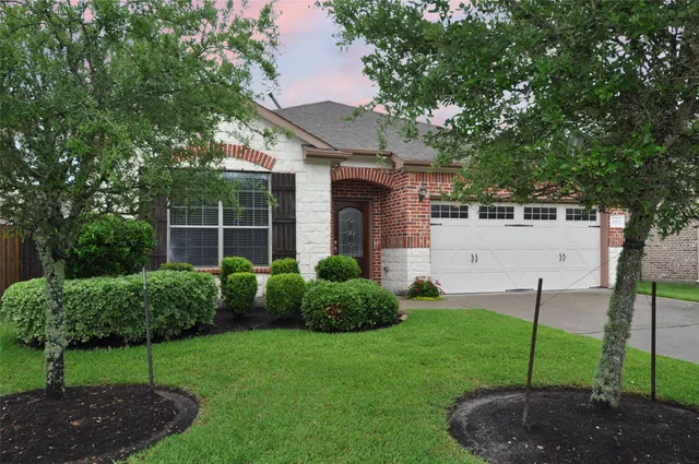 a view of a house with backyard and garden