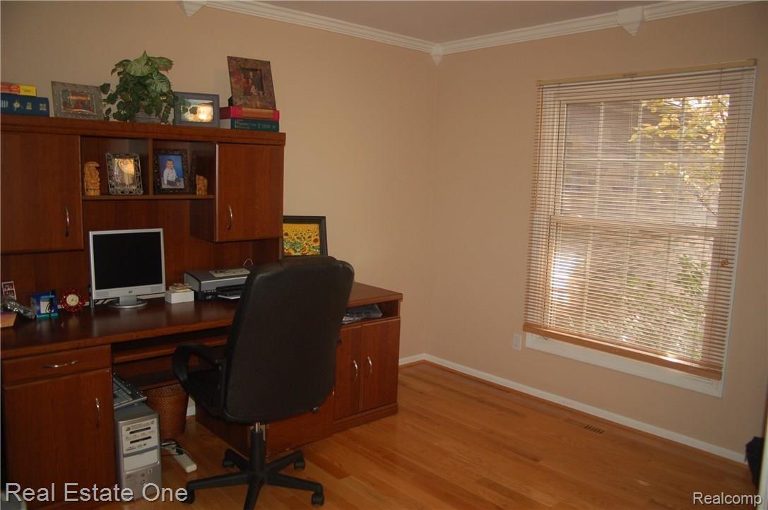 3067 Lexham Lane Rochester, MI 48309 - Photo 10 of 30 library.JPG