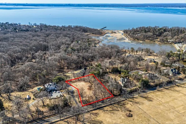 $950,000 | 147 Dosoris Lane, Glen Cove, NY 11542